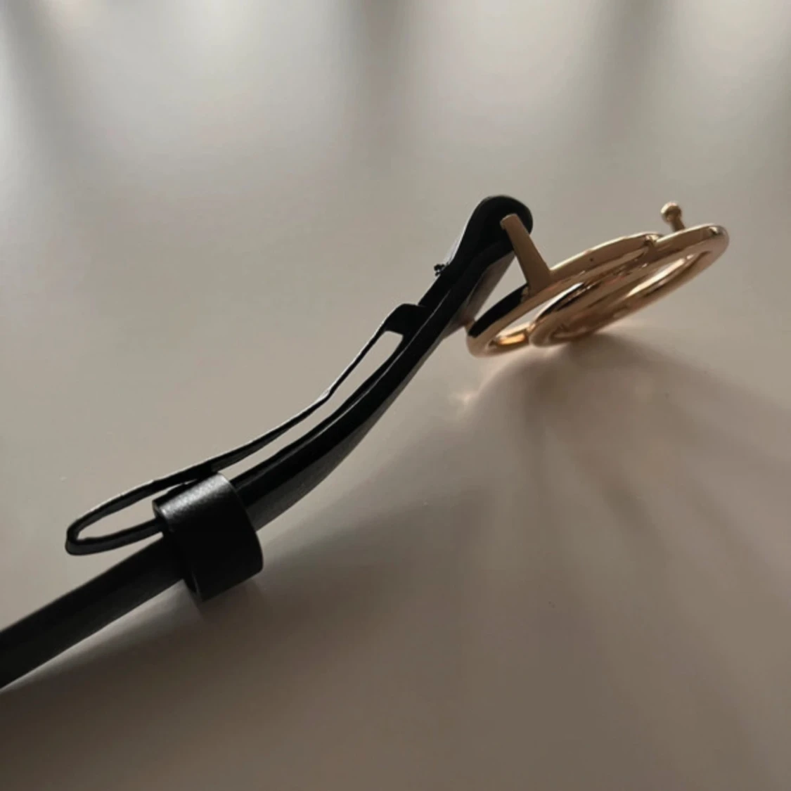 Svart bälte med dubbel ring-spänne - 3