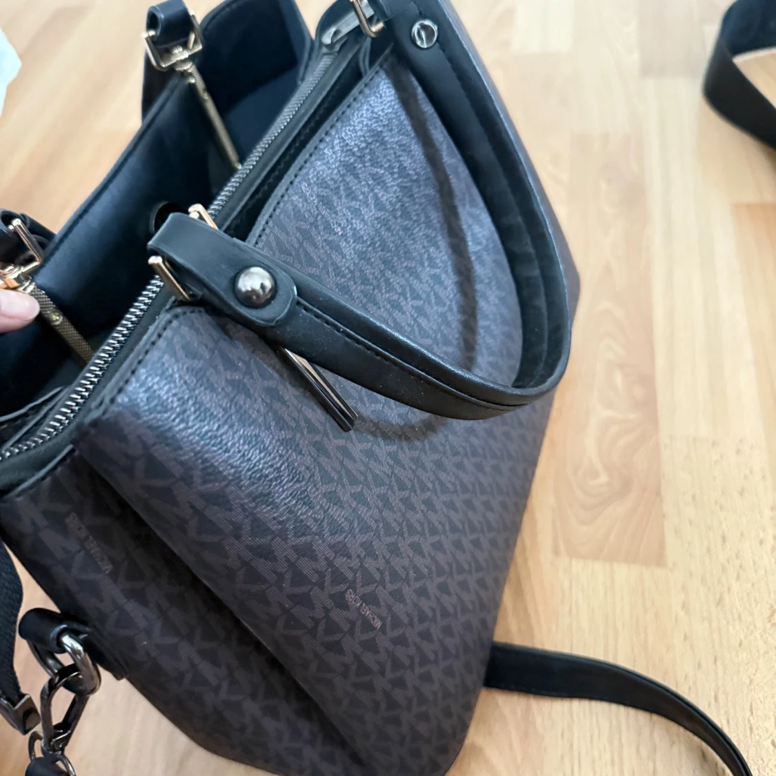 Michael Kors brun handväska med logomönster - 3