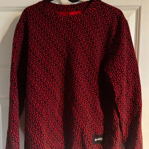 Röd och svart mönstrad tröja från Hugo - Jag är 185cm 80kg