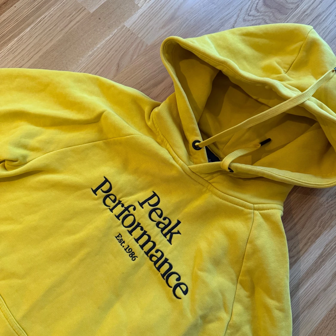Gul hoodie från Peak Performance - 2