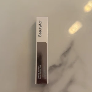 BeautyAct Brow Setter Gel transparent - BeautyAct Lasting Forever Brow Setter Gel är en transparent ögonbrynsgel som håller brynen på plats hela dagen. Enkel att använda för att forma, lyfta och ge fylliga, definierade bryn. Vegansk formula i smidig vit och silverfärgad förpackning, 4 ml.