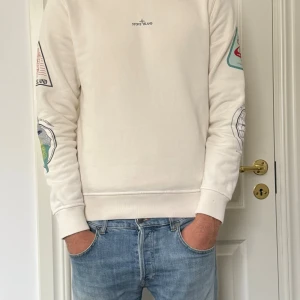 Vit sweatshirt från Stone Island -  Hej, säljer nu min vita sweatshirt från Stone Island då jag inte använder den längre. Den är i storleken junior 14 men jag är 190 och den funkar på men den e lite liten. Den är äkta och har serie nummret i tröjan för äkthets kontroll. Om du har frågor hör av dig. Kan mötas i Stockholm/ Uppsala området.