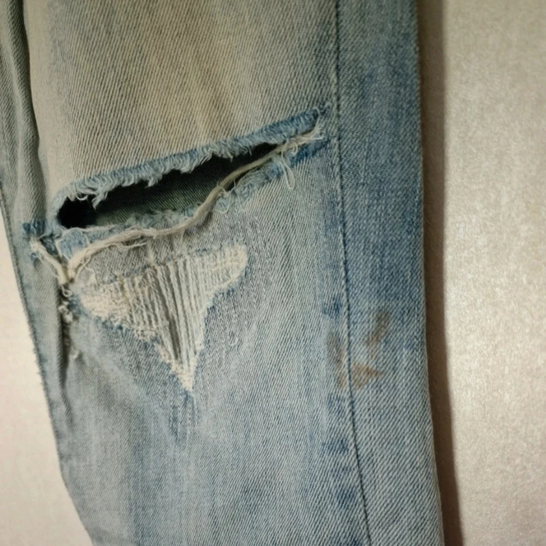 Levis 511 ljusblå slitna jeans - 2