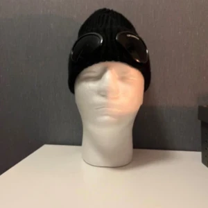 Svart Goggle-mössa från C.P. Company - Säljer min svarta stickade mössa från C.P. Company I väldigt fint skicka knappt använd 