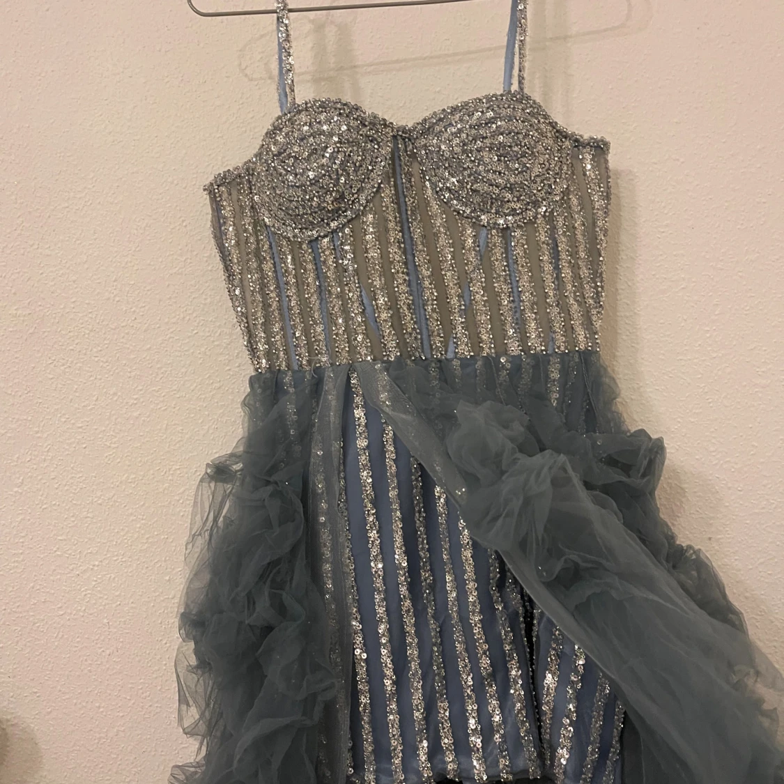 Glittrig blå långklänning med paljetter - 3