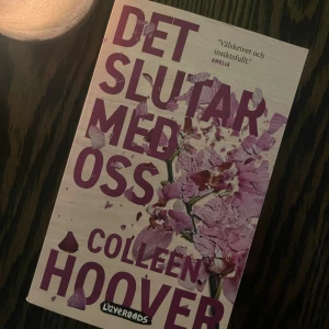 Det slutar med oss - En gripande och insiktsfull roman som har hyllats av läsare världen över. Perfekt för dig som gillar starka känslor, relationer och berättelser som stannar kvar länge. Omslaget pryds av vackra blommor och boken är populär bland unga vuxna.