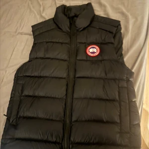 Canada Goose väst i toppskick! - Västen köptes 9månader sen på johnells. Säljes pga att jag nyligen fått en jacka i present. Priset är inte hugget i sten! PM vid frågor!
