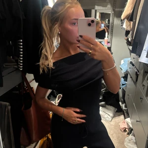 Mörkblå off shoulder tröja  - Sjukt snygg off shoulder tröja i storlek S. Använd 2 gånger och är i toppskick. 
