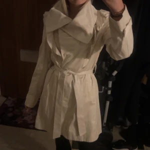 Beige kappa från Vila  - Beige kappa från Vila storlek M helt ny lappen kvar kostade 700kr ny 