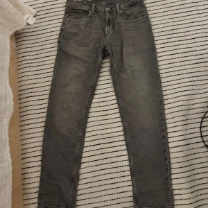 Grå skinny jeans från Zara - Snygga grå jeans från Zara i skinny fit med klassisk femficksdesign. Jeansen har en smal passform och är tillverkade i ett stretchigt denimtyg som sitter tajt längs benen. Perfekta för en stilren och modern look.