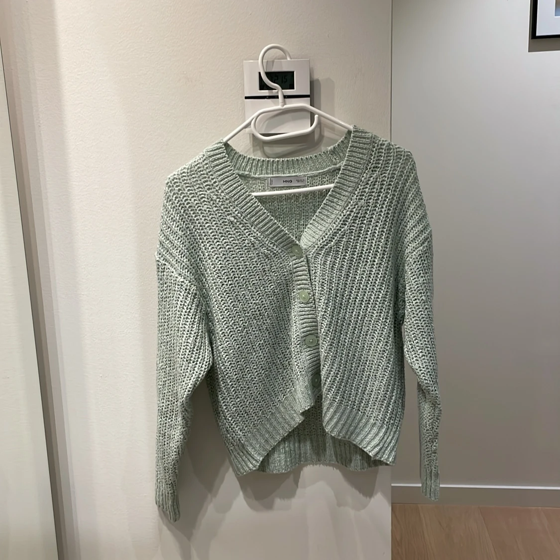 Ljusgrön stickad cardigan | Mango