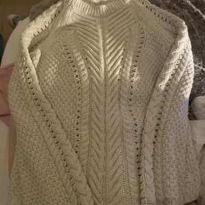 Stickad/ virkad jättefin tröja!! - Säljer nu en jättefin virkad/stickad tröja från oss Molly då jag inte använder den! Skriv vid frågor osv priset kan diskuteras!!❤️står ingen storlek men skulle säga S, den är typ cremefärgad