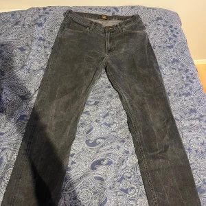 Lee jeans grå/svarta - Säljer mina Lee jeans i storleken 32x32. De är grå/ svart aktiga och rak passform. Jeansen köpte jag förra sommaren för 900kr. Hör av dig vid fler frågor!
