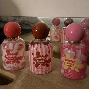 Tubbees parfymtrio 50ml  - Tubbees Strawberry Cheesecake, Chocolate Fudge och Dreamy Treats – tre parfymer med söta, gourmand och blommiga toner. Varje flaska innehåller 50 ml Eau de Parfum. Endast testade. Vill bara bli av med de.