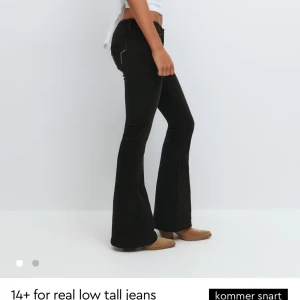 Svarta bootcut jeans low waist - Snygga svarta jeans med bootcut och låg midja. Jeansen har klassisk femficksdesign, markerade sömmar och är tillverkade i stretchigt denim för en skön passform. Perfekta för dig som gillar en retro vibe och vill ha långa ben. Helt oanvända. Passar som M också