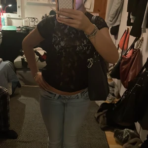 Svart spetsig blus med kort ärm - Säljer en svart spetsig blus med kort ärm, är osäker på storleken men skulle söga xs-s 🥰🥰