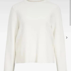 Vit stickad tröja i fin material - en vit stickad tröja i fint material som endast varit använd ett fåtal gånger!☺️storleken är S men XS funkar också.