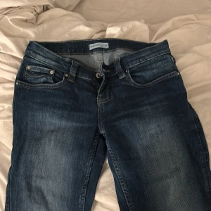 Jeans från Gina tricot - Skit snygga jeans med fina fickor. Lite slitna nere vid benen då jag klivit på de. Säljer de då de är för små. Nypris är 500.