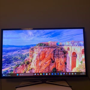 Samsung 55” TV – äldre modell, för extern streaming - Säljer min Samsung 55” TV. 	•	Äldre modell utan inbyggda kanaler eller smart-TV. 	•	Kräver externa enheter som Apple TV, PlayStation, Chromecast eller liknande för streaming. 	•	Stativen är lite trasiga i plasten men håller fortfarande TV:n stabilt. 	•	Fungerar felfritt för bild och ljud. 	•	Skärmen är 55 tum och i bra skick, inga större repor. 	•	Fjärrkontroll ingår.  💰 Pris: 4000 kr (eller bud) 📍 Finns i Stockholm  📦 Kan hämtas på plats 