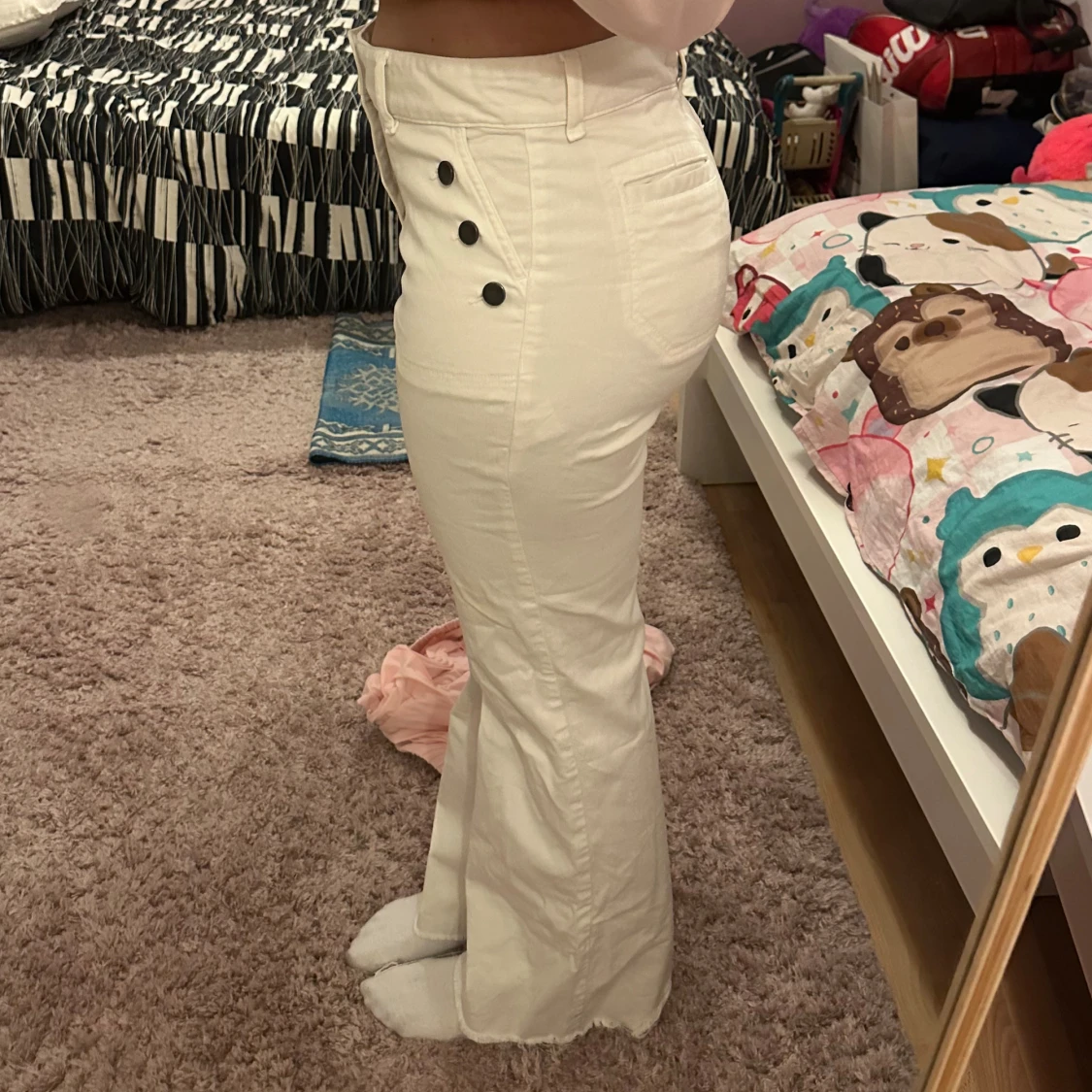 Vita bootcut byxor med knappar - 1