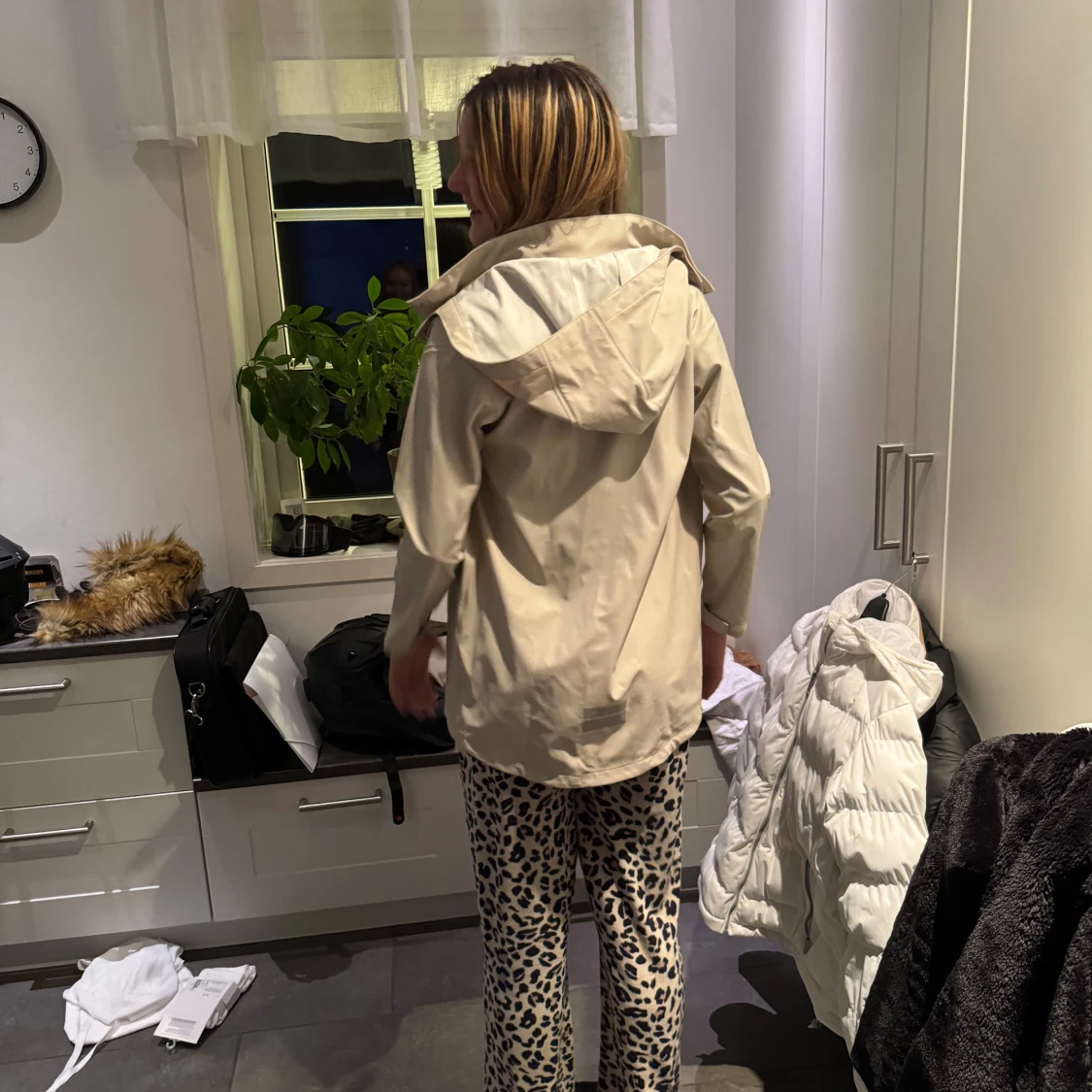 Beige regnjacka med huva - 2