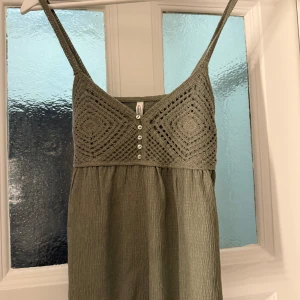 Grön topp - Grön topp från Stradivarius, storlek XS, endast använd 1 gång så superbra skick💞