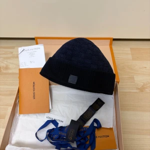 Louis vuitton mössa - Lv banie marin blå, kommer med kvittot o allt på bild 2. BUD ACCEPTERAS INTE PÅ DENNA VARA, redan för billig, först till kvarn!