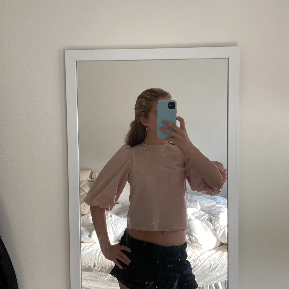 Ljusrosa blus med rosetter från H&M