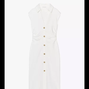 Vit omlottklänning med guldknappar - Supersnygg vit omlottklänning från zara med guldknappar framtill och krage. Använd en gång, storlek s