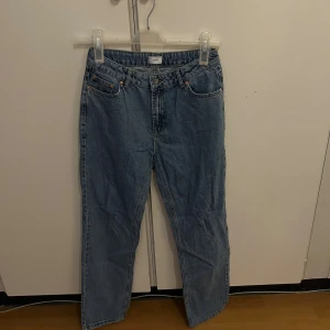 Blå jeans från crunt  - Snygga blå jeans från crunt med klassisk femficksdesign och raka ben. Jeansen har normal midja och är tillverkade i ett slitstarkt denimtyg. Perfekta för dig som gillar en enkel och tidlös look.