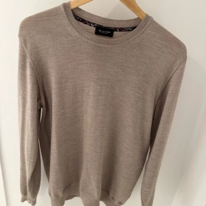 Merinoull Tröja  - Säljer en stilren beige tröja från Sand i 100% merinoull. Storlek M och skick 9/10. Nypris ligger på 1600kr mittpris 699kr. Bara att skriva vid funderingar. 