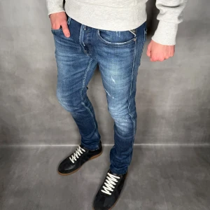 Replay Anbass - Hyperflex  - - Replay Anbass — Storlek 33/32 sitter dock något mindre — 9/10 - Bra skick utan skavanker — Inkluderat - Jeans — Retail 2000kr — Modellen är 180cm, 65kg