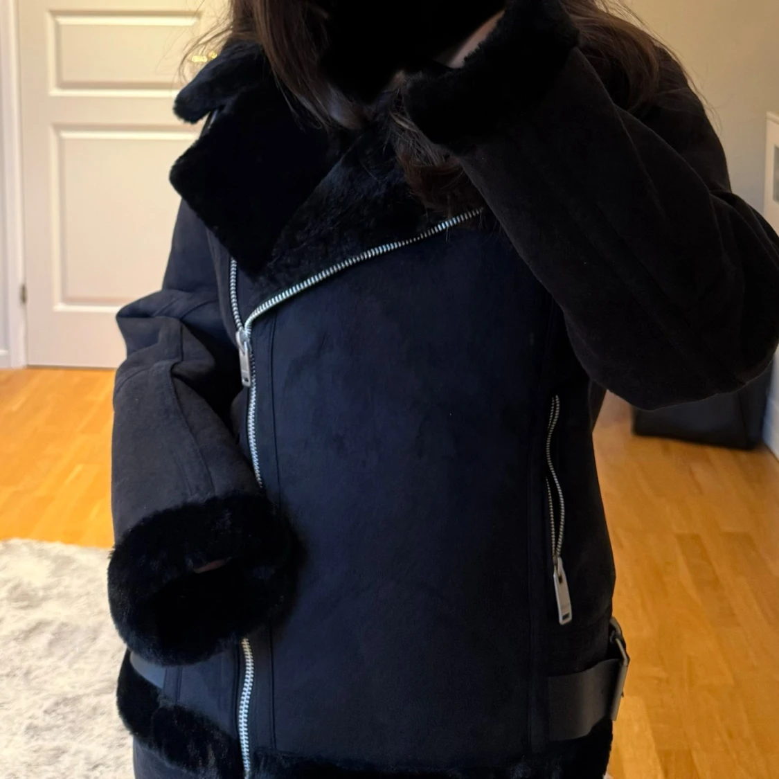 Svart mocka jacka med päls