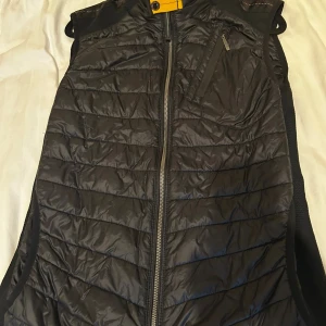 Svart dunväst från Parajumpers S - Svart dunväst från Parajumpers i storlek S. Västen är knappt använd och inte väldigt fint skick 