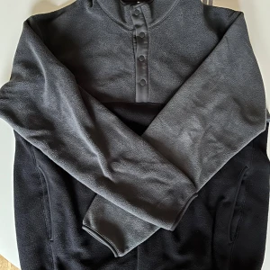 Uniqlo fleecetröja - storlek M - Supermysig fleecetröja från Uniqlo i storlek M (oversized). Helt oanvänd och i perfekt skick. Öpen för prisförslag