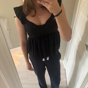 Svart blus - Svart blus från Lager 157. I nyskick med prislappen på. Storlek S. Nypris 150kr