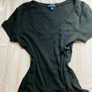 Tröja - Svart Ealph Lauren tröja med V neck är i storlek M men passar som S