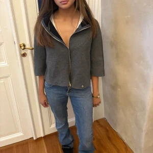  trekvartsärm jacka - Snygg grå overshirt med trekvartsärm och dragkedja framtill. Jackan har en avslappnad passform och är tillverkad i mjukt bomullsmaterial. Perfekt att slänga på sig över en t-shirt för en chill look.