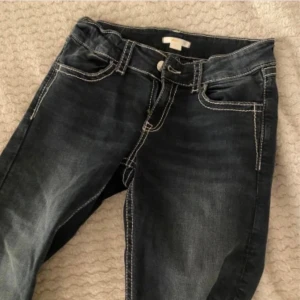 Gina Tricot Jeans💙 - 2 första bilderna är lånade. Köptes på plick men ser helt nya ut😊. Köparen står för frakt, använd gärna ”köp nu”💞