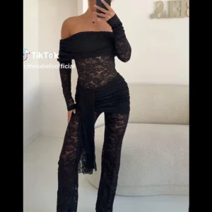  spets jumpsuit- Murci! - Supersnygg svart byxdress i spets med off-shoulder och långa ärmar. Byxdressen har omlott-detalj i midjan och raka ben. Perfekt för fest eller liknande😍Köpt för 1 199 Kr. Endast testad. (passar mig som brukar ha 36/38)