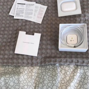 AirPods Pro - Säljer ett par Apple AirPods Pro i mycket fint skick. Komplett med originalförpackning, laddningskabel och manualer. Hörlurarna och laddningsetuiet är rena och utan synliga repor eller skador. Perfekt för dig som vill ha trådlöst ljud med aktiv brusreducering.