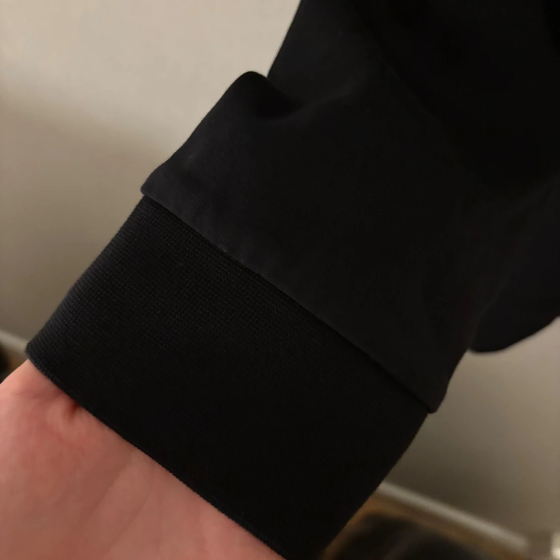 Svart tröja från Hugo Boss med logga - 4