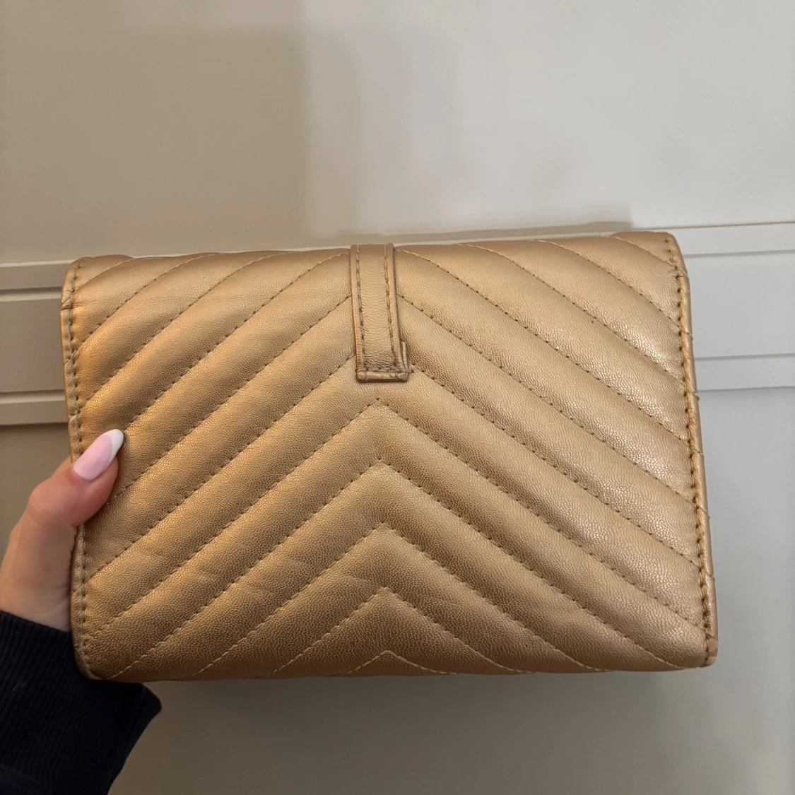 Guldig kuvertväska - 2