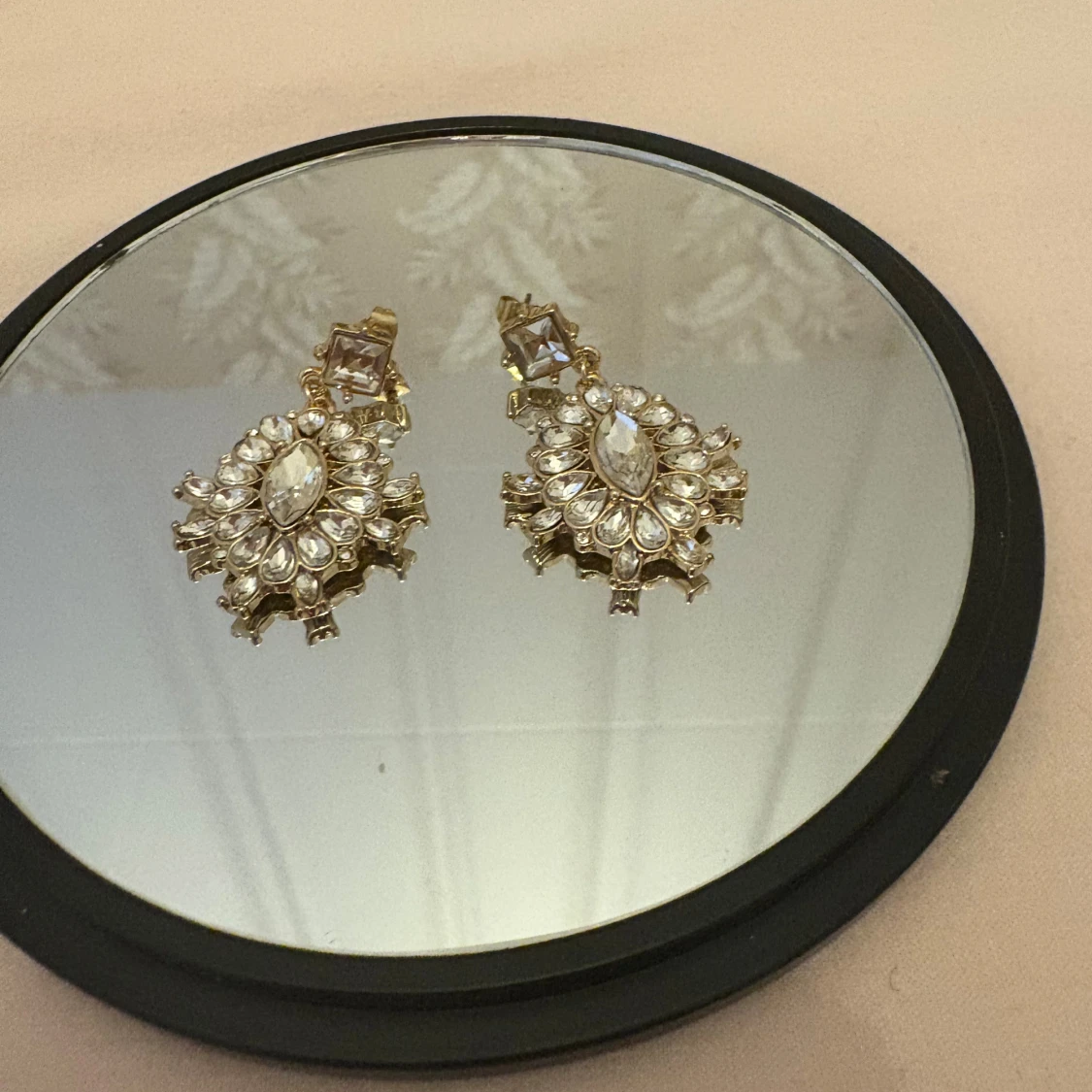 Glittriga örhängen med kristaller - 1