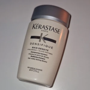 Kérastase Shampoo - Helt ny Kérastase Densifique Bain Densité som är ett volymgivande schampo som kommer i en stilren beige plastflaska med silverlock. Innehåller hyaluronsyra och gluco-peptider för att stärka och ge fyllighet till tunt hår. Perfekt storlek på 80 ml för resan eller väskan.