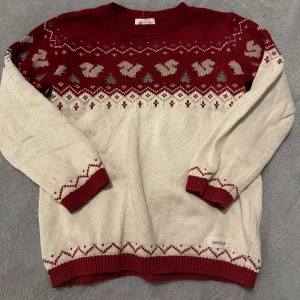 Stickad tröja från newbie storlek 98-104 -  ⚪️Barn som använt så skavanker finns alltid⚪️blå fläck på ryggen, kanske går att tvätta