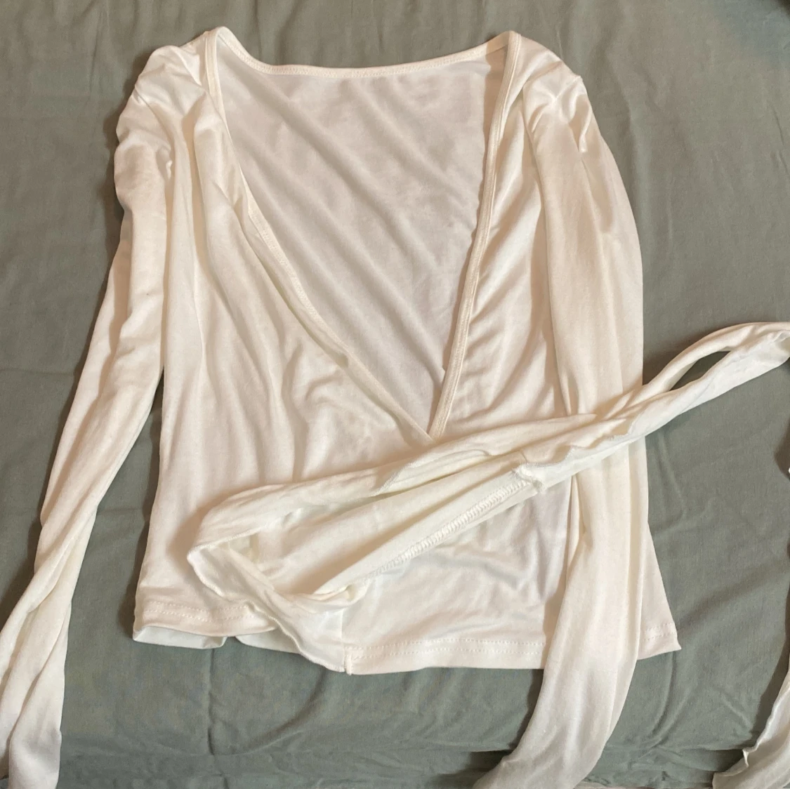 Vit och svart omlottopp från SHEIN XS