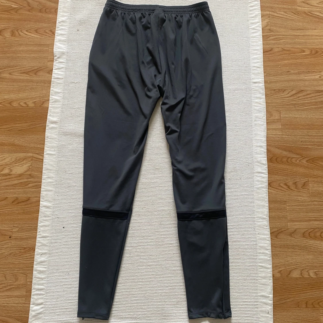 Grå Nike Dri-Fit träningsbyxor - 1