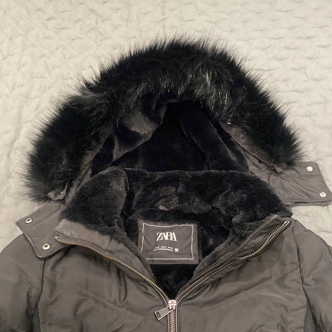 Svart pufferjacka med fuskpäls från Zara - 1