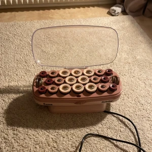 BaByliss Ceramic Heated Rollers Set - BaByliss keramiska värmespolar med flera storlekar för flexibel styling. Komplett med clips och originalväska. Fungerar utmärkt, inga synliga defekter eller slitage. Perfekt för att skapa volym och lockar hemma med professionellt resultat.